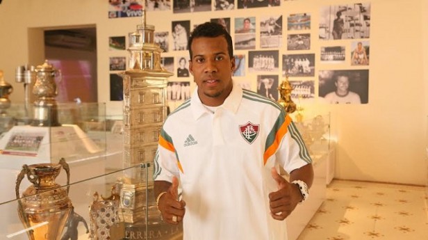 Guilherme Santos posa na Sala de Troféus do Fluminense